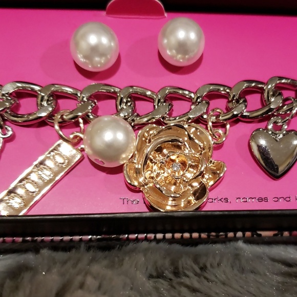 ❤NWOT Bebe Charm Braclet W/ Earrings - Picture 2 of 3